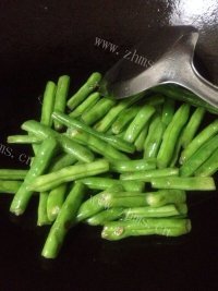 家常菜肉末四季豆做法图解2)