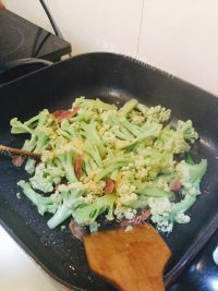 超级喜欢的腊肠炒花菜做法图解7)