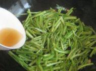 五香茶干炒蒿子杆做法图解4)