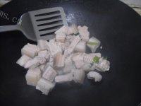 让人怀念的五花肉炖土豆做法图解3)