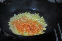 味美的蔬菜粒炒鹌鹑蛋的做法图解二