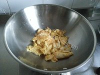 热腾腾的黄瓜炒鸡蛋做法图解4)