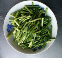家常肉炒蒜苔做法图解3)