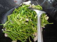 简单美味的肉炒蒜苔做法图解6)