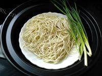 自己做的葱油拌面做法图解1)
