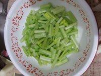 家常菜腊肉炒芹菜做法图解1)