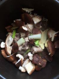 美味的香菇鸡蛋面做法图解4)