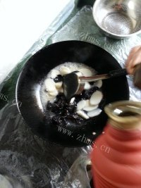养颜的山药炒木耳做法图解4)