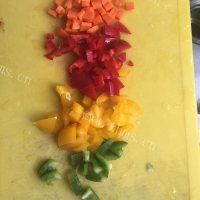 家常三色椒蛋炒饭做法图解1)