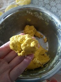 美味黑豆沙南瓜糯米饼做法图解2)