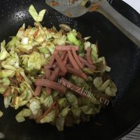 家常菜包菜炒肉丝做法图解7)