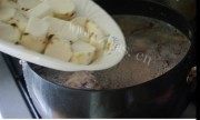美味的枸杞脊骨淮山药木耳汤