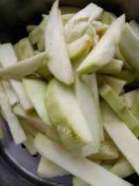 新鲜的土豆炖茄子做法图解2)