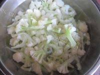 食欲满满的番茄炒菜花做法图解3)