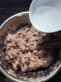 美味的红烧狮子头做法图解8)