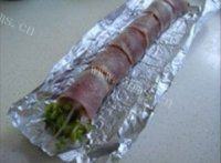 自制豆芽虾仁烟肉卷做法图解8)