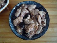 好吃的香菇云耳蒸鸡翅做法图解8)