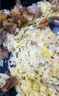 美味的东北酸菜炒五花肉做法图解5)