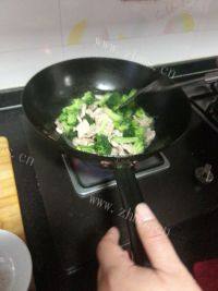 家常菜肉片西兰花做法图解7)