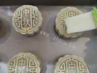 自制广式莲蓉蛋黄月饼做法图解11)