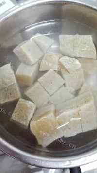 美味的酸菜炖冻豆腐做法图解1)