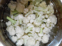 家常菜肉炒菜花做法图解5)