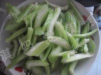 家常菜西芹炒香肠做法图解1)