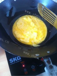 香飘十里的西红柿炒鸡蛋做法图解2)