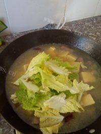 家常菜五花肉炖白菜做法图解10)