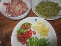 家常菜酸豆角炒鸡胗做法图解1)