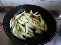家常菜丝瓜炒肉做法图解5)