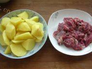 家常菜咖喱牛肉土豆做法图解1)