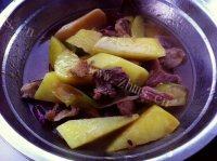 美味的土豆烧肉做法图解4)