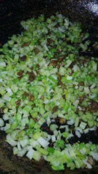 家常菜芹菜肉末做法图解6)