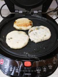美味的虾仁鸡蛋酸菜饼做法图解11)