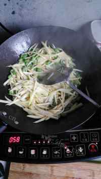家常菜茭白炒毛豆做法图解7)