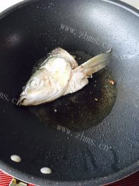 美味的鱼头白菜汤做法图解4)