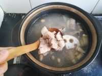 热腾腾的花生莲藕排骨汤