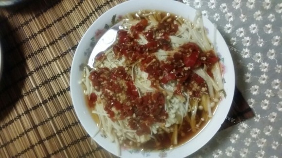 色香味浓的剁椒蒸金针菇