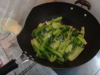 饱满的蒜香油麦菜做法图解7)