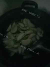 香脆可口的清炒西葫芦做法图解3)