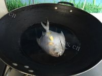 美味的油葱鲳鱼做法图解3)