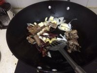 美味的萝卜炖腊排骨做法图解3)