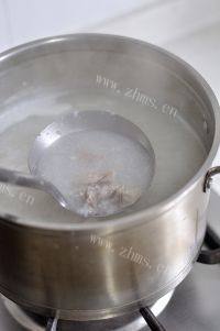 家常皮蛋咸肉粥做法图解7)