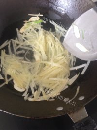 美味营养的炒土豆丝做法图解5)