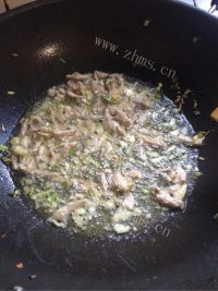 独特的荷兰豆炒肉做法图解5)