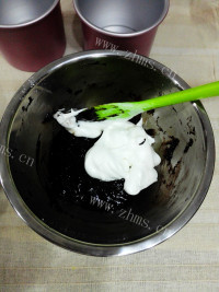自制巧克力戚风蛋糕做法图解8)