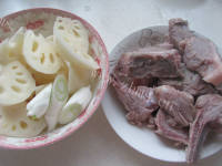 滋补莲藕黑豆排骨汤做法图解3)