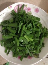 喷香的韭菜炒鸡蛋做法图解2)