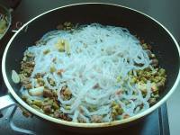 美味的肉末酸豆角粉条做法图解7)